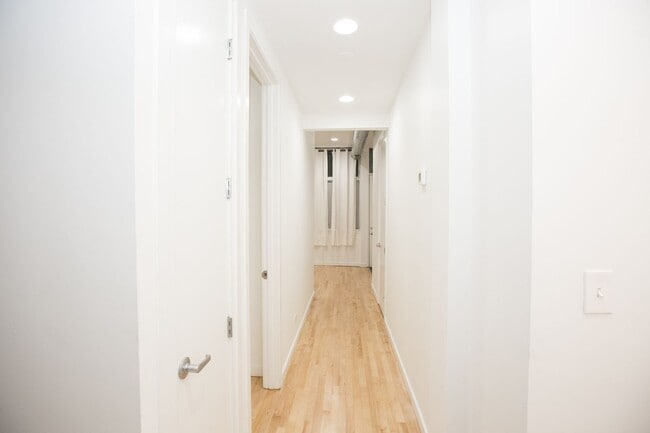 Building Photo - Amazing Wicker park 1 Bedroom with Patio
