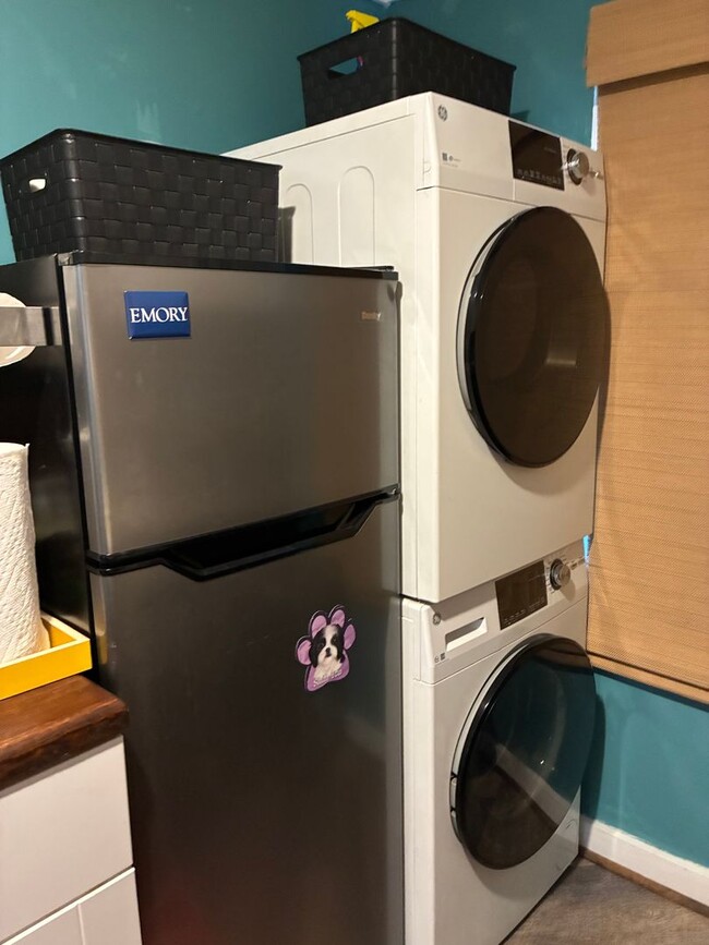 Building Photo - Adorable Tiny Home in the heart of Williamsburg literally steps to W&M Law School Available 3/1/26