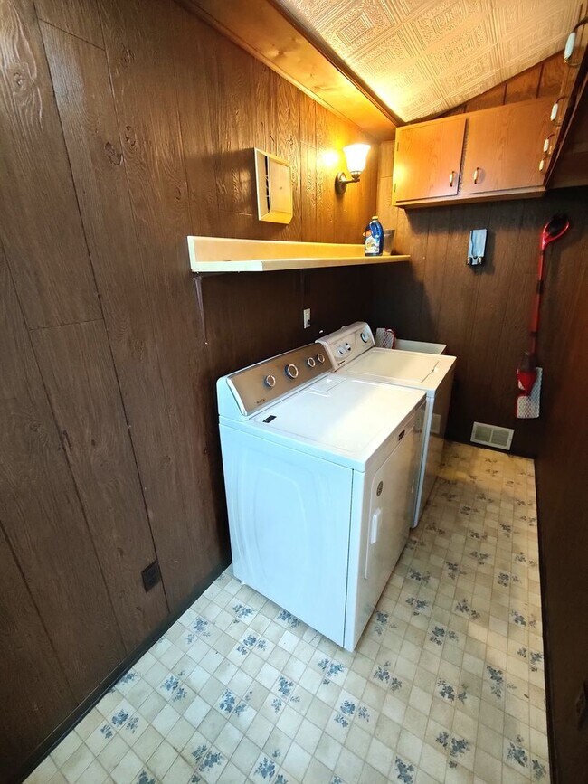 Building Photo - *Updated & Charming 2BD/2BA Single Family ...