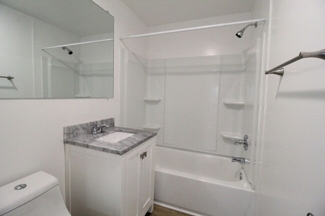 Building Photo - 4 Bedroom 2 Bath Updated Home In Overland Park