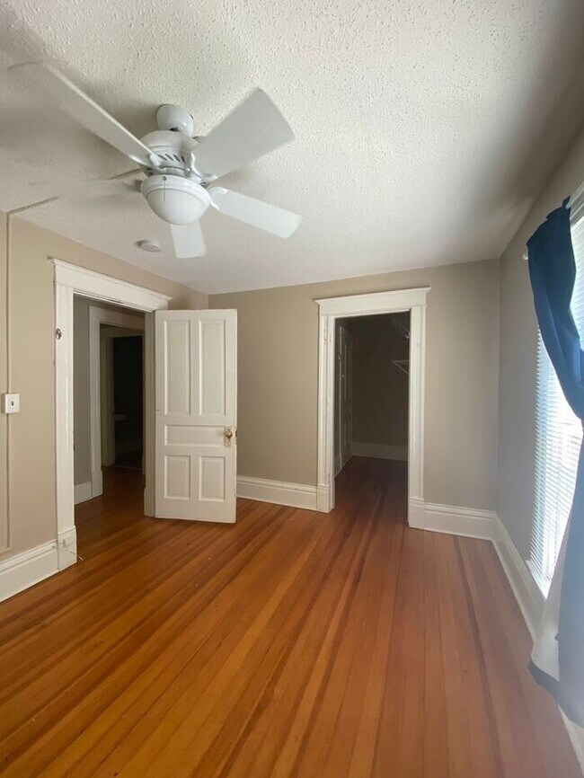 Building Photo - $2,500 | 3 Bedroom, 1.5 Bathroom House | N...