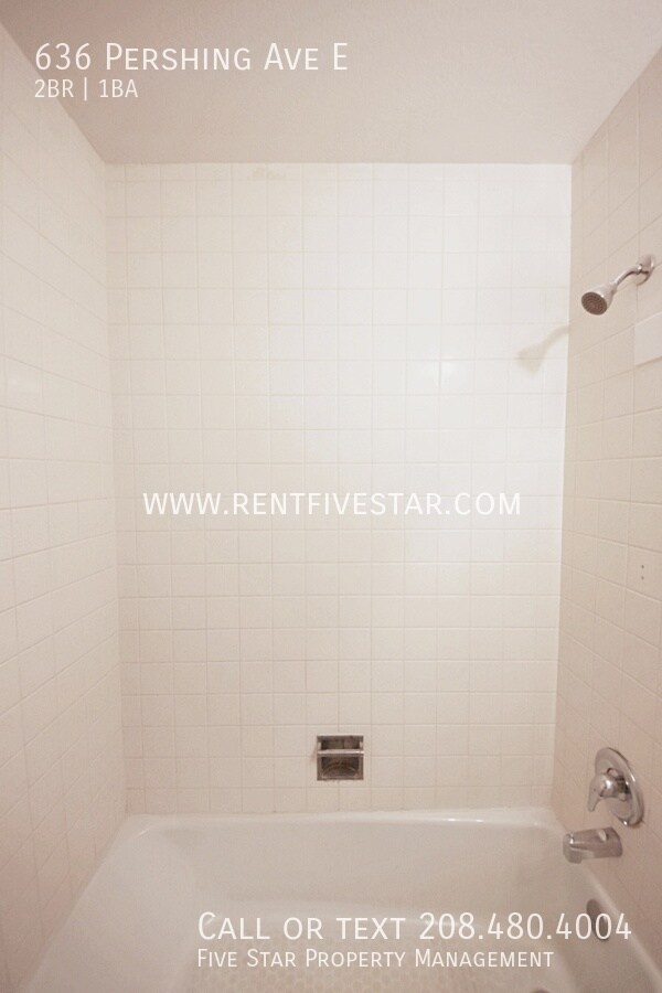 Building Photo - 2024 Remodeled Apartment, $100 Laundry Cre...