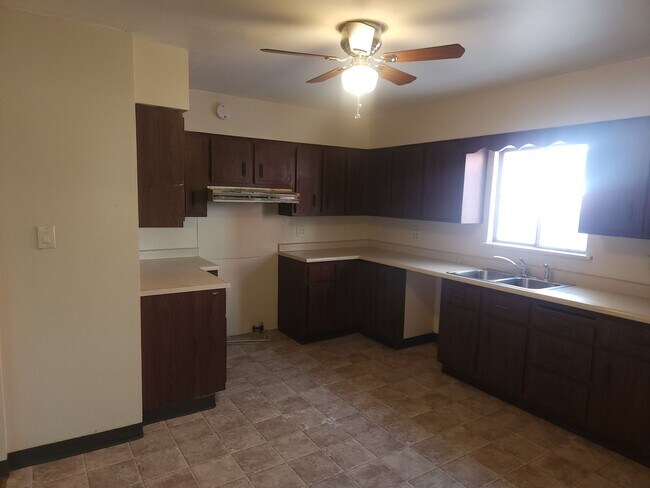 Building Photo - Recently Renovated - 3 bedroom 2 bathroom ...