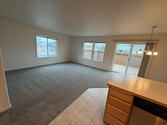 Building Photo - New paint & carpet! 2 bed 2.5 bath + bonus room townhome