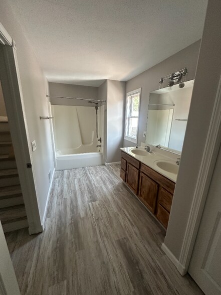 Building Photo - 4033 Sherwood Forest Dr