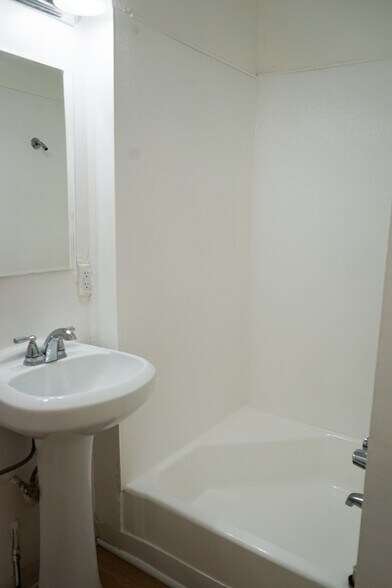 Building Photo - 15810 Vanowen St