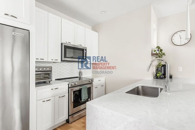 Building Photo - 1262 Yates St