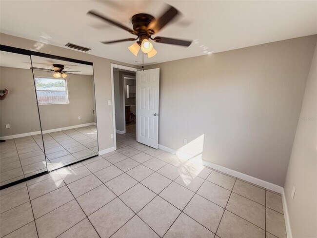 Building Photo - 818 Bayview Dr