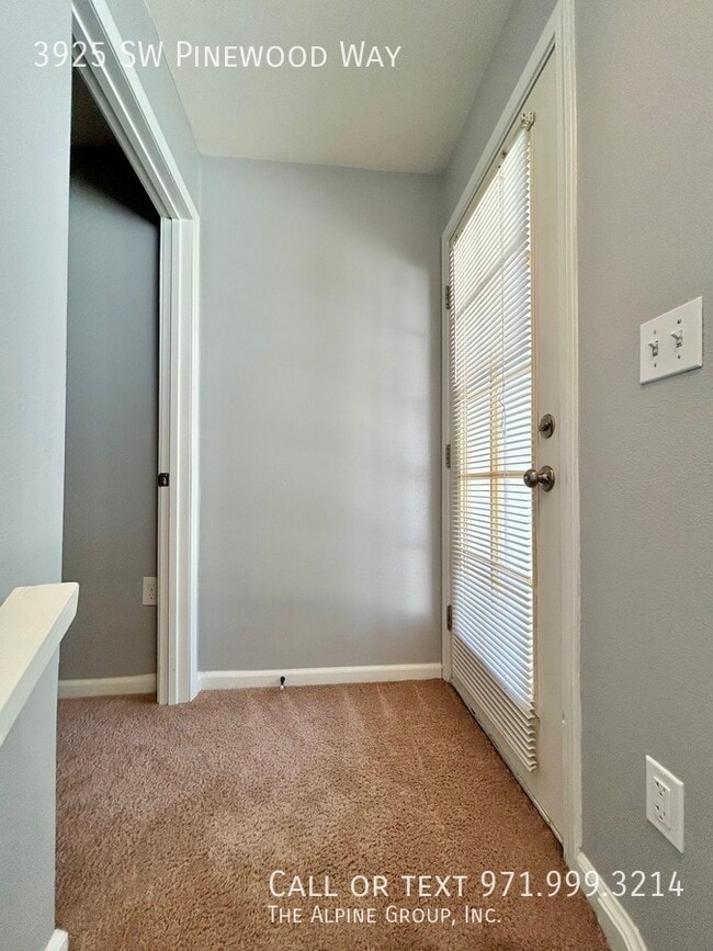 Building Photo - 3925 SW Pinewood Way