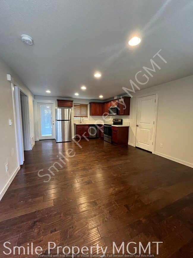 Building Photo - 2 Bedrooms with Garage Parking