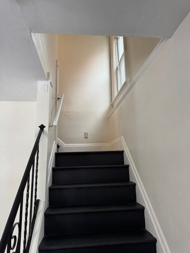 Building Photo - Single Family Home 3 bedroom 1 bath new paint flooring with basement fenced in yard