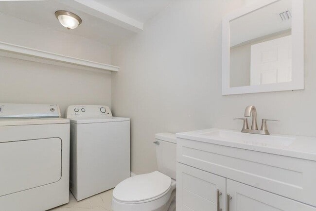 Building Photo - Lovely 2 Bedroom Condo Now Available - Pine Shadows Close to Valencia