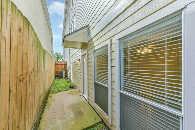 Building Photo - 2322 Chenevert St
