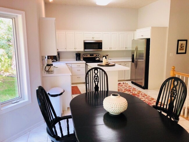 Building Photo - Rochester Executive Home