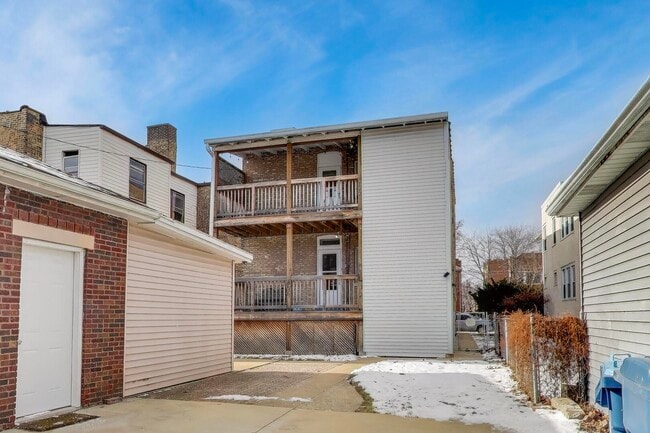 Building Photo - 620 Elgin Ave