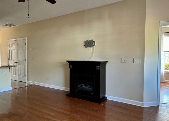 Building Photo - Available June 1st. Gorgeous 3 BR/2 BA Home Available in Desirable Whitney Lakes!