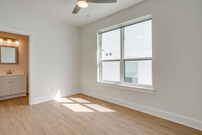 Building Photo - 2333 Benbrook Blvd