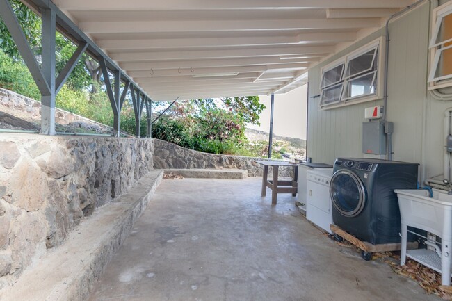 Building Photo - 3 Bedroom/1.5 Bath Home in Kahala w beauti...