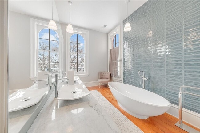 Building Photo - Historic, Character-Rich House - 3 Bed, 3 Bath (2 Full, 2 Half)