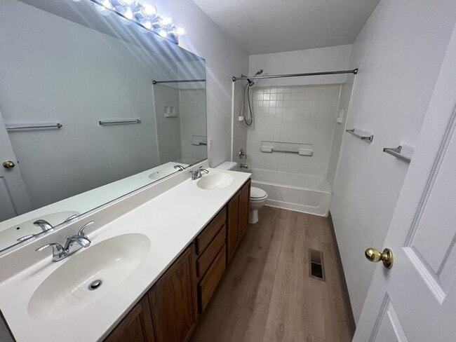 Building Photo - 1585 Roma Ct