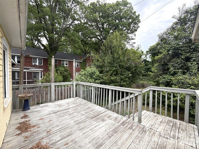 Building Photo - 420 N Laurel Ave