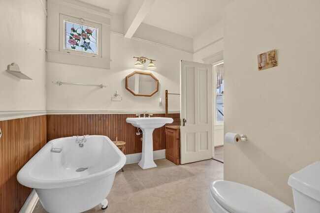 Building Photo - 3 Bedroom with Historical Charm Close to Square