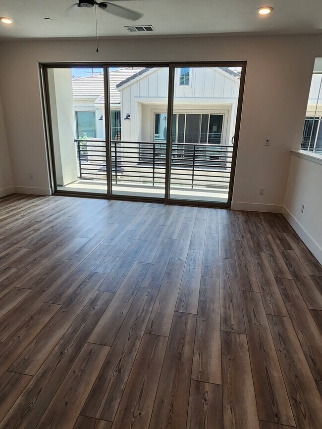 Building Photo - 10988 N Honeysuckle Dr