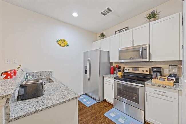 Building Photo - 8945 Shine Dr