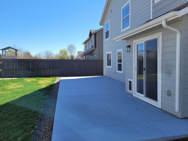 Building Photo - Spacious Home For Everyone!