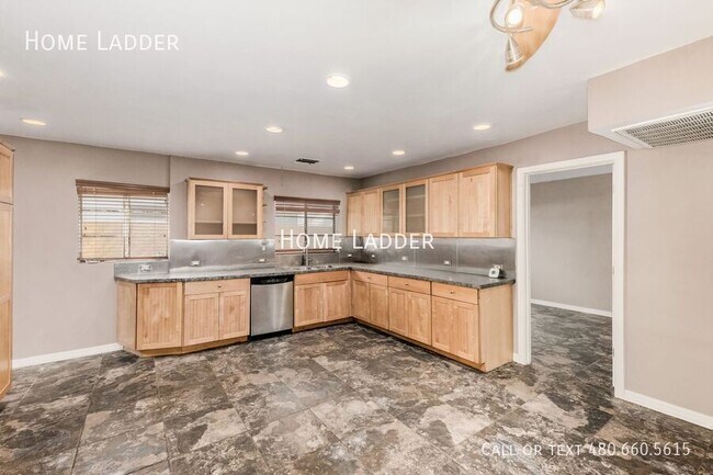 Building Photo - 1338 W Culver St