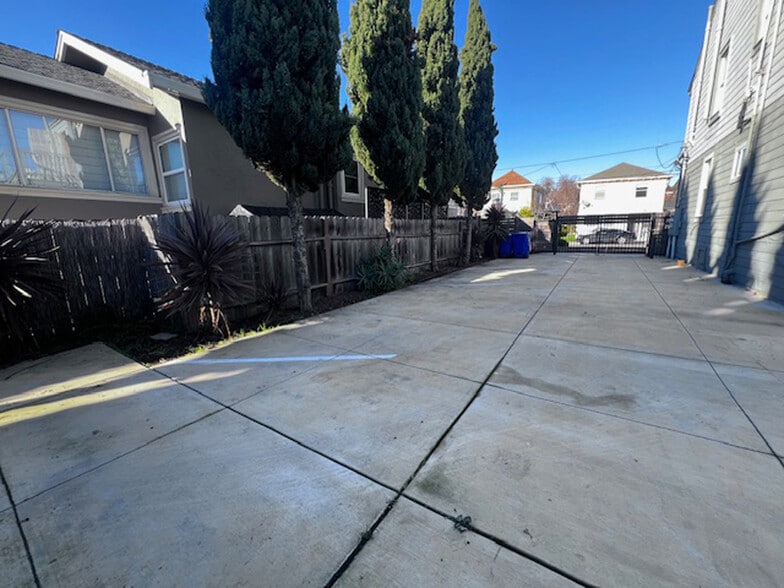 Building Photo - 709 32nd St