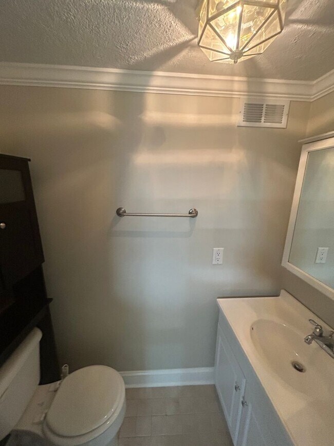 Building Photo - Modern 1 Bedroom Townhome in Prime Moon Township Location!