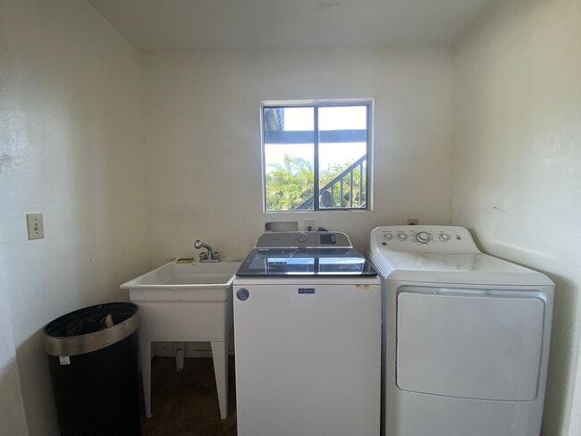 Building Photo - Unfurnished 2 bedroom. 1 bath downstairs u...