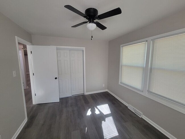 Building Photo - 3208 Shallowford Dr