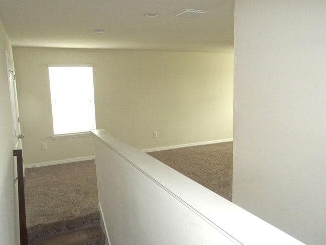 Building Photo - Spacious family home - 4 bedroom, 2.5 bath in Riverview