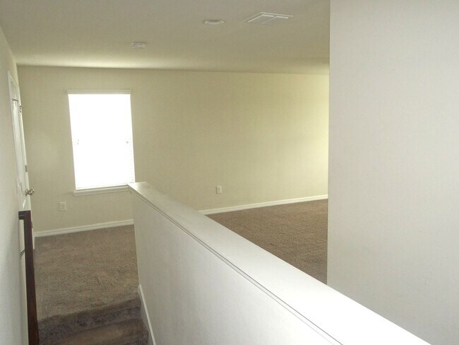 Building Photo - Spacious family home - 4 bedroom, 2.5 bath