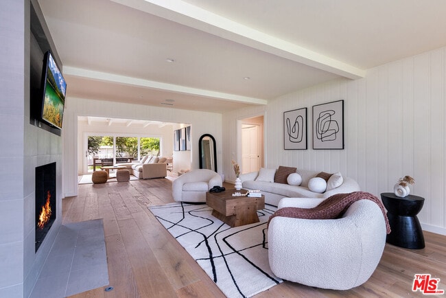 Building Photo - 527 S Bentley Ave