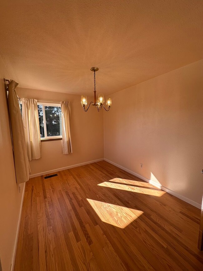 Building Photo - 3 Bedroom 1 bathroom home in Mukilteo