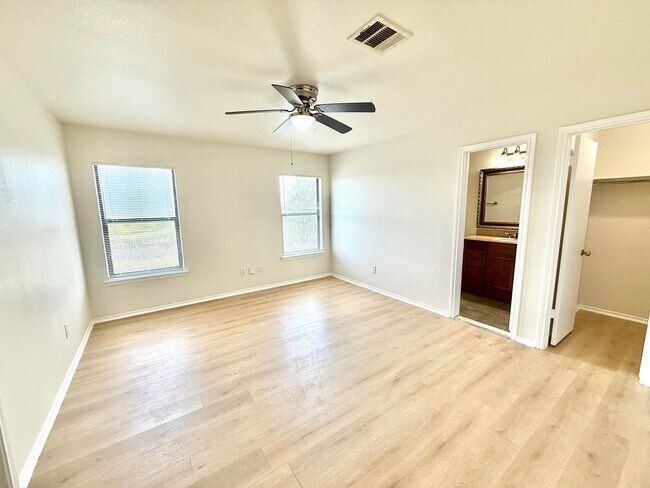 Building Photo - House in SE Austin Near Airport and Tesla!