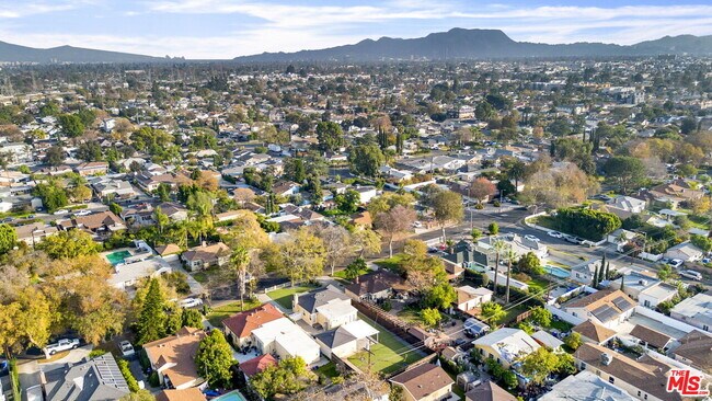Building Photo - 6323 Farmdale Ave