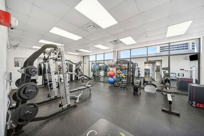 Building Photo - 410 W 7th St