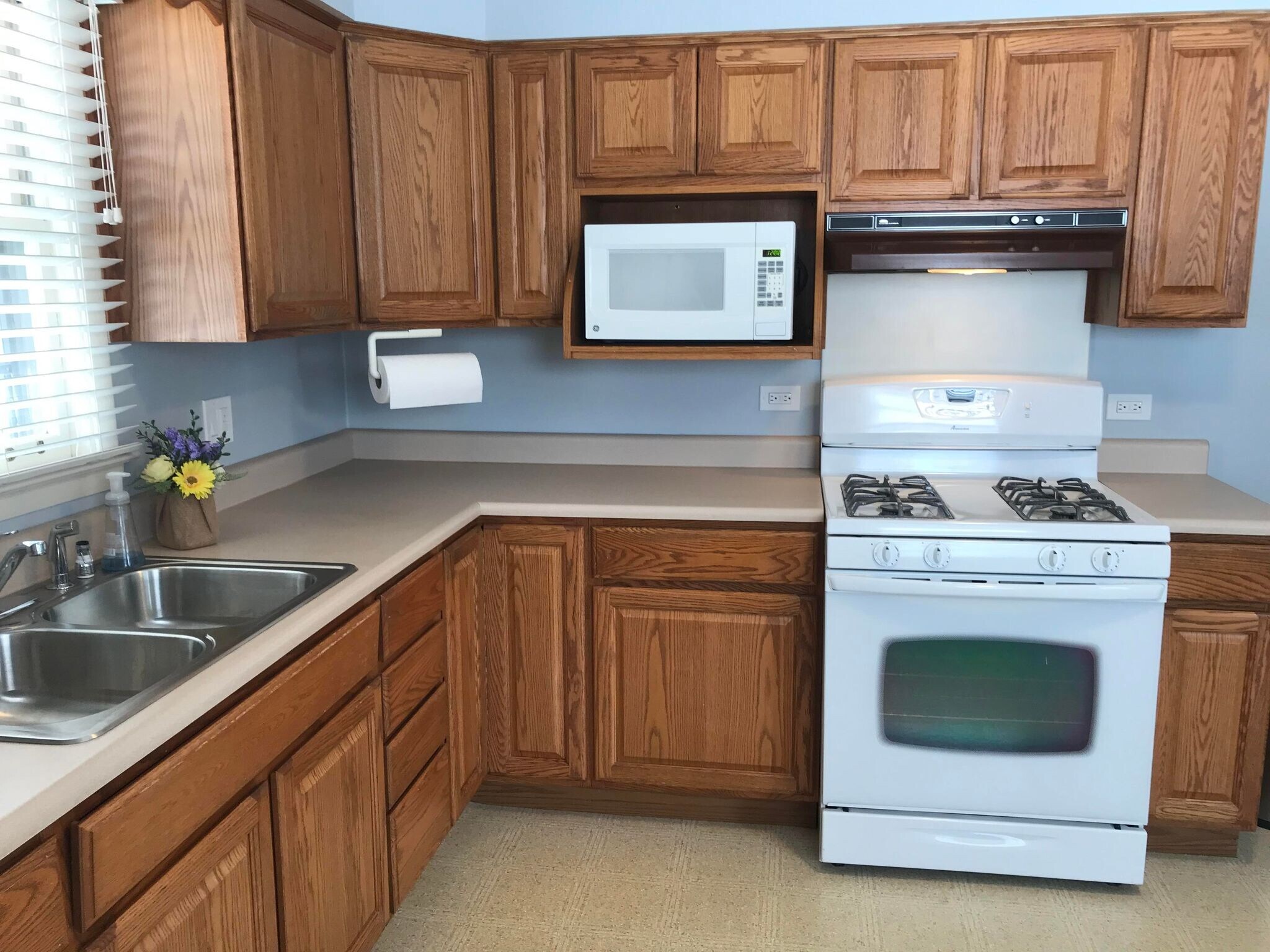 Building Photo - 782 N Van Auken St