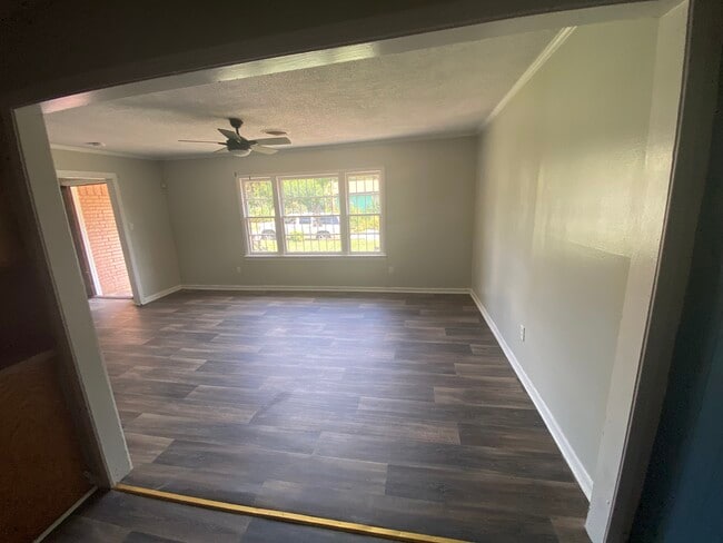 Building Photo - 2107 Spring St