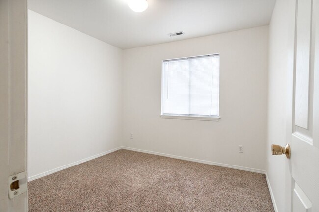 Building Photo - 1020 NE D St