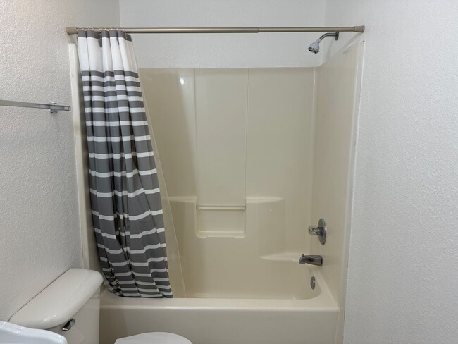 Building Photo - Candler - Two Bedroom Apt Ready for Occupa...