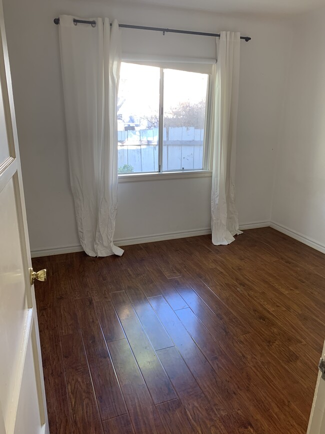 Bright bedroom - 1543 11th St