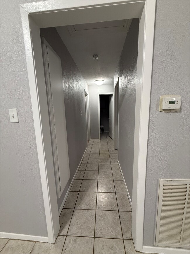 Building Photo - 5519 Mendota Ln