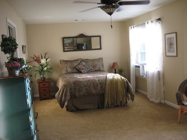 Building Photo - 657 Spring Valley Dr