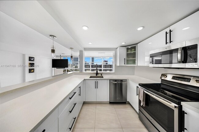 Building Photo - 600 Parkview Dr