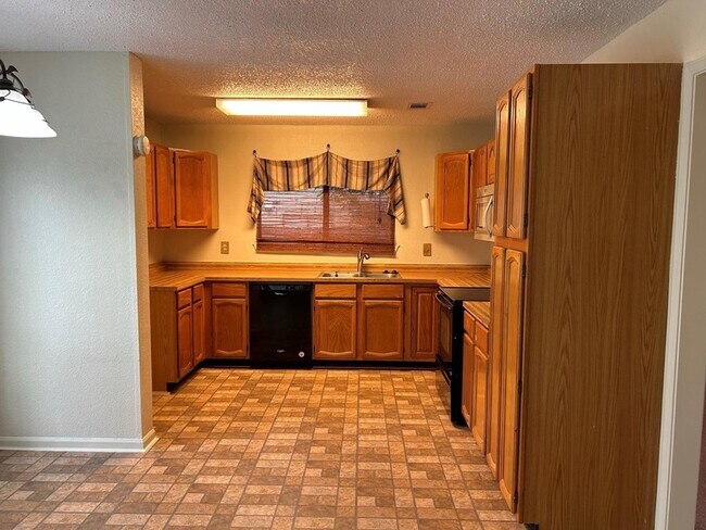 Building Photo - 1225 Eaton Ln